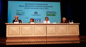 No dia 16 de novembro de 2015, a Undime-SP realizou o “Seminário Estadual da Base Nacional Comum Curricular”, em parceria com o Ministério da Educação (MEC) e da Secretaria da Educação do Estado de São Paulo (SEE), e como o apoio da Universidade Nove de Julho (UNINOVE). O encontro aconteceu no auditório do Campus Vergueiro da UNINOVE e contou com a presença do Prof. Dr. Manuel Palácios Cunha Melo – Secretário de Educação Básica do MEC, Profª Drª Elba Siqueira de Sá Barreto – Consultora do Departamento de Pesquisa Educacionais da Fundação Carlos Chagas, da Profª Drª Maria Inês Fini – Coordenadora do Observatório da Educação de Campinas, e da Profª Drª Ghisleine Trigo Silveira – Coordenadora da Gestão da Educação Básica da SEE, que representou o Secretário da Educação de São Paulo, Herman Voorwald, além de mediar à mesa de trabalho. Cerca de 300 pessoas participaram do evento que discutiu os principais itens da Base Nacional Comum Curricular, com o intuito de dar a contribuição paulista na elaboração do documento. A Undime-SP agradece ao MEC e à SEE pela parceria, agradece à UNINOVE pelo apoio, agradece a presença dos debatedores e a participação de todos.